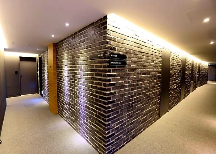 Hotel 8