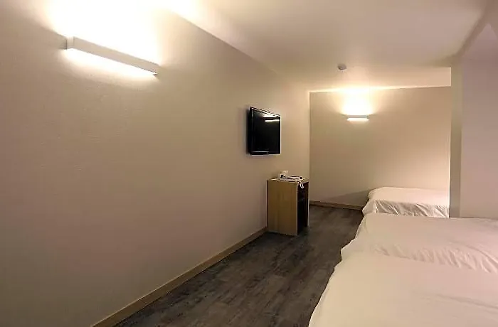 8 Hotel 3*
